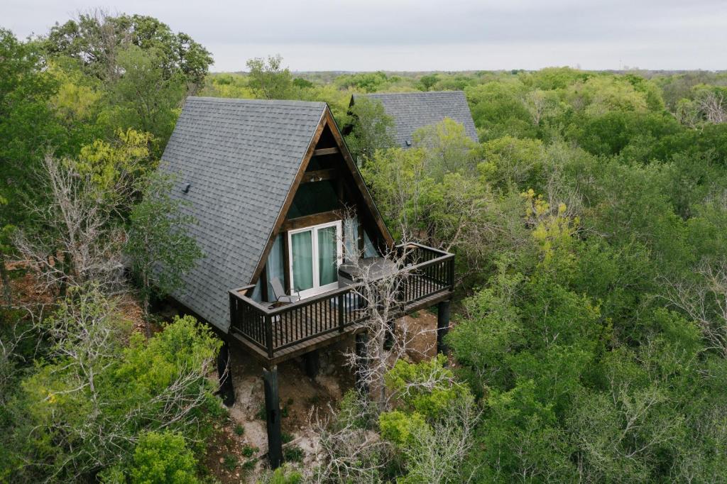 una vista aerea di una casa nel bosco di Dean's Den: Private Deck w/ Jacuzzi and a View a New Braunfels