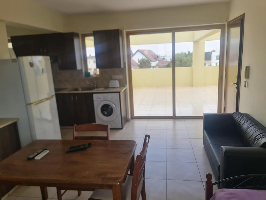 sala de estar con mesa y sofá en Top floor 1 bdrm aprtrmnt, en Mor Menekshe