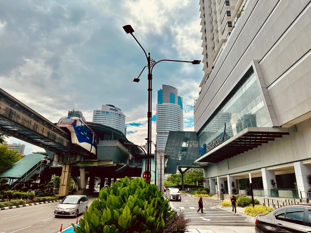 uma rua da cidade com uma luz de rua e edifícios em Quill Residence By KLCC em Kuala Lumpur