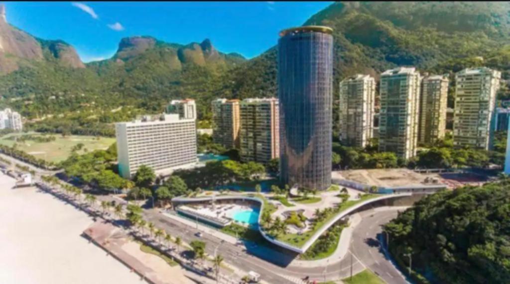 een luchtzicht op een stad met gebouwen bij Hotel Nacional Apart Lux in Rio de Janeiro