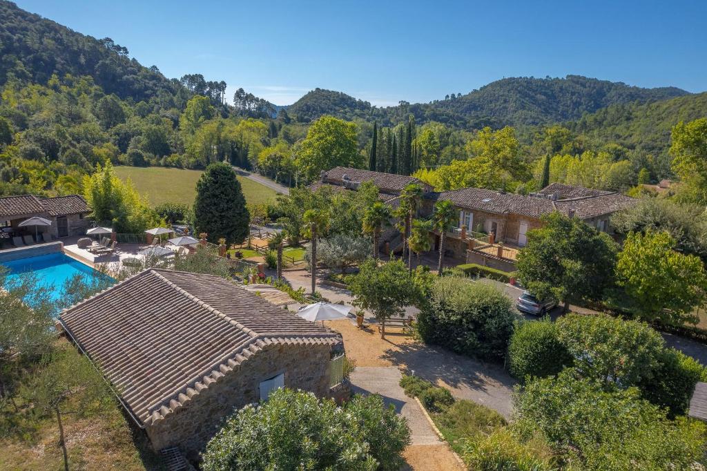 Vue panoramique sur l&#39;&eacute;tablissement Logis H&ocirc;tel Restaurant Le Pradinas