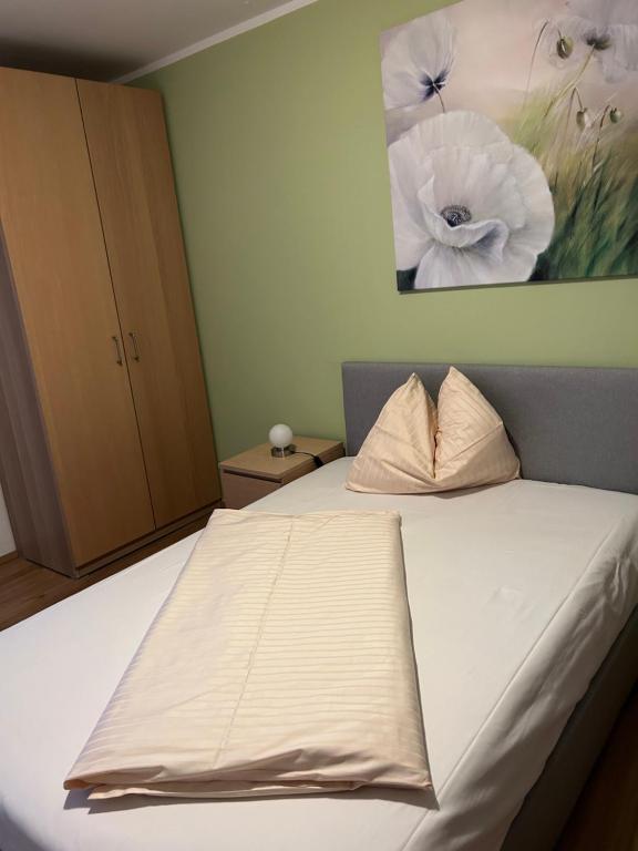 Postel nebo postele na pokoji v ubytování Gasthof Wildschönauer Bahnhof