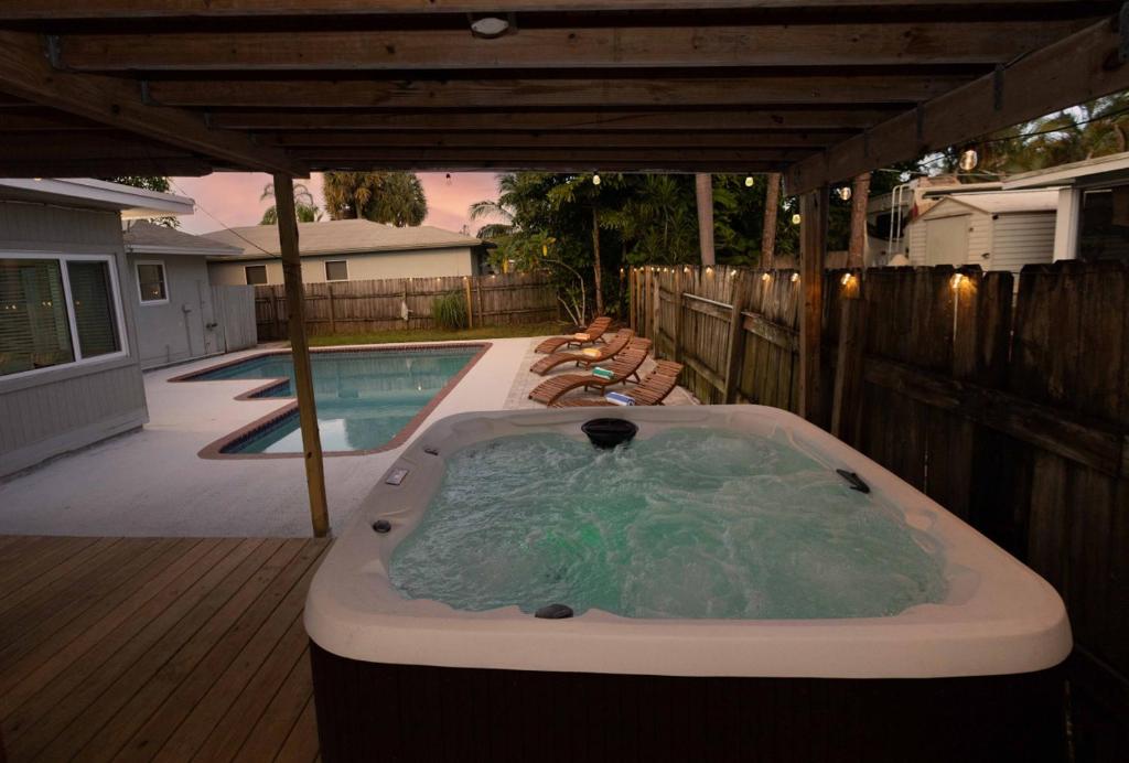 Tropical Spa Escape Sauna Pool Hot tub Firepit BBQ, Boynton Beach – Updated  2024 Prices