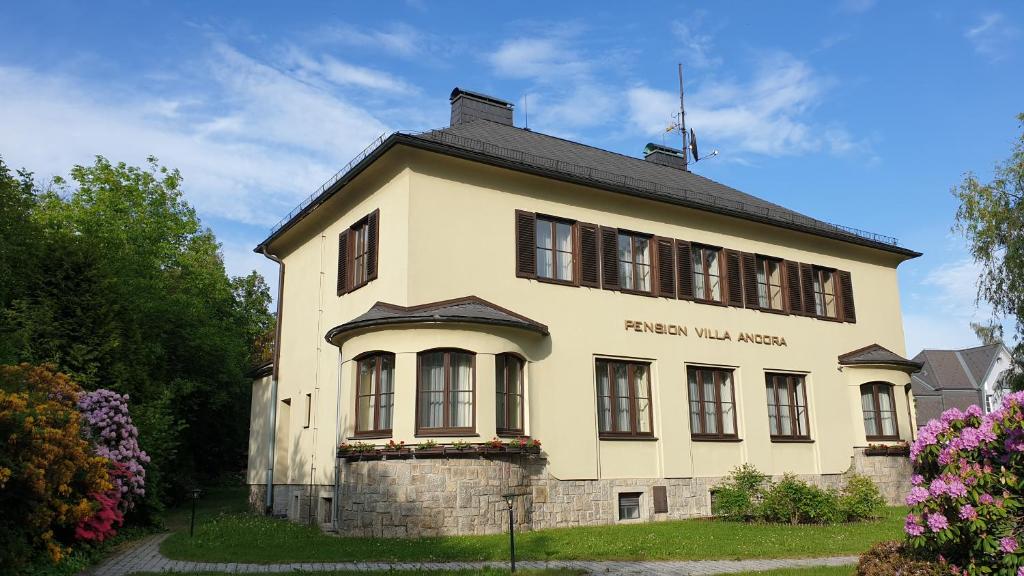 シュムペルクにあるPenzion Villa Ancoraの黒屋根の白い大きな建物