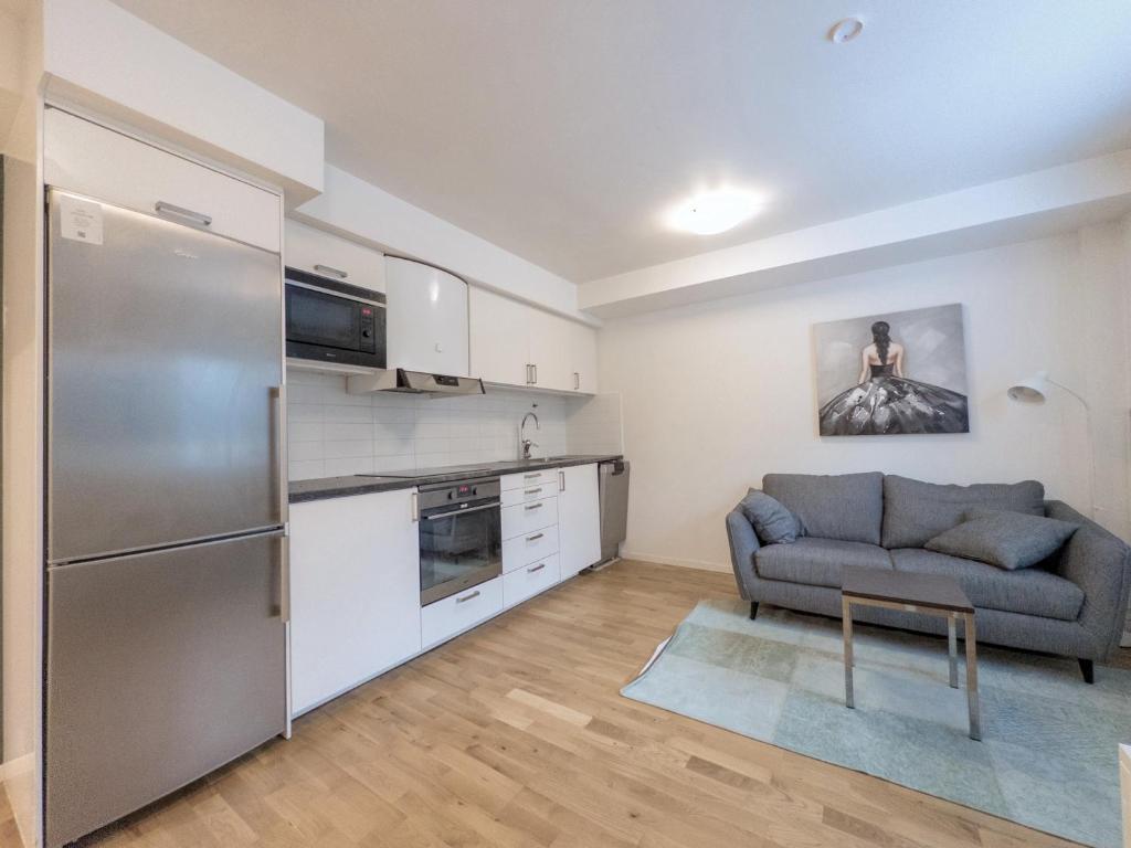 sala de estar con sofá y cocina en AD Long Stay Apartments, en Estocolmo