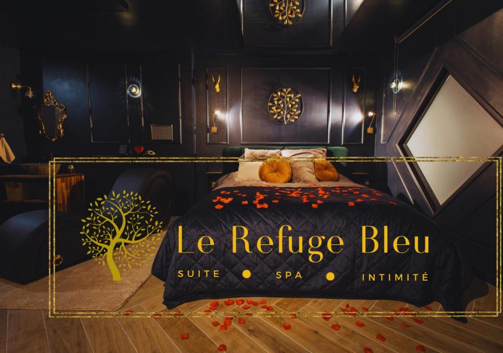 uma cama com um sinal que lê la refugio cama bllee em Le Refuge Bleu em Famars