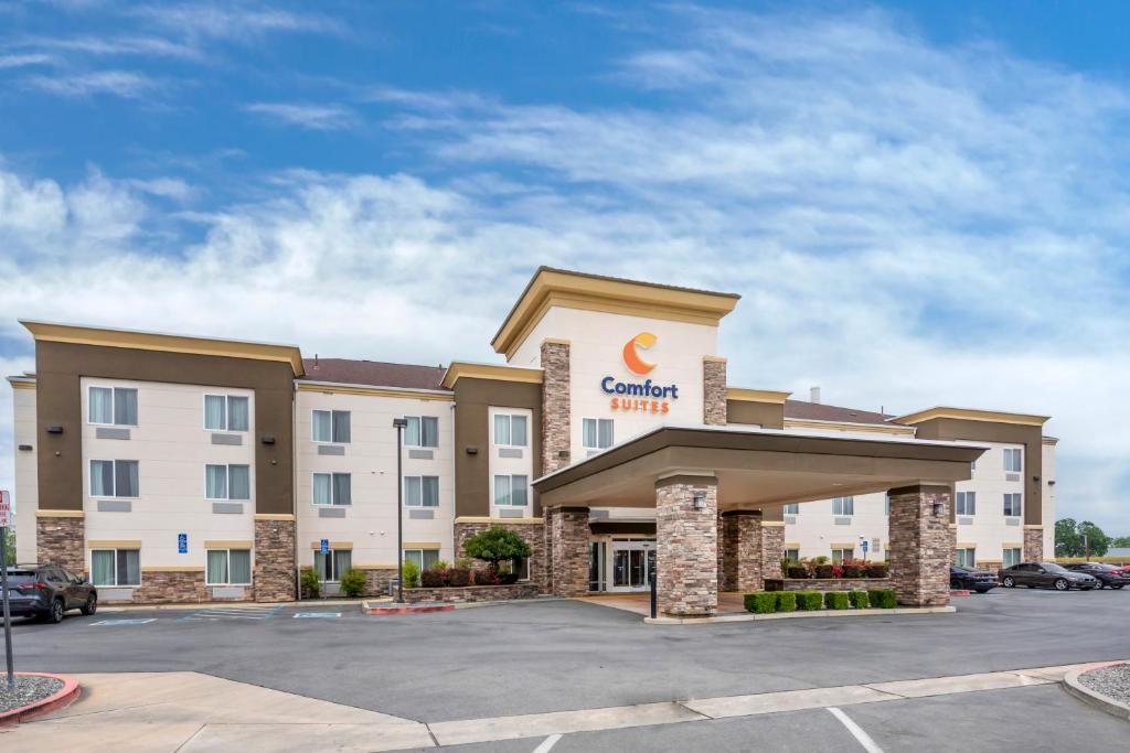 a rendering of a hotel with a parking lot at Comfort Suites Redding - Shasta Lake in Redding