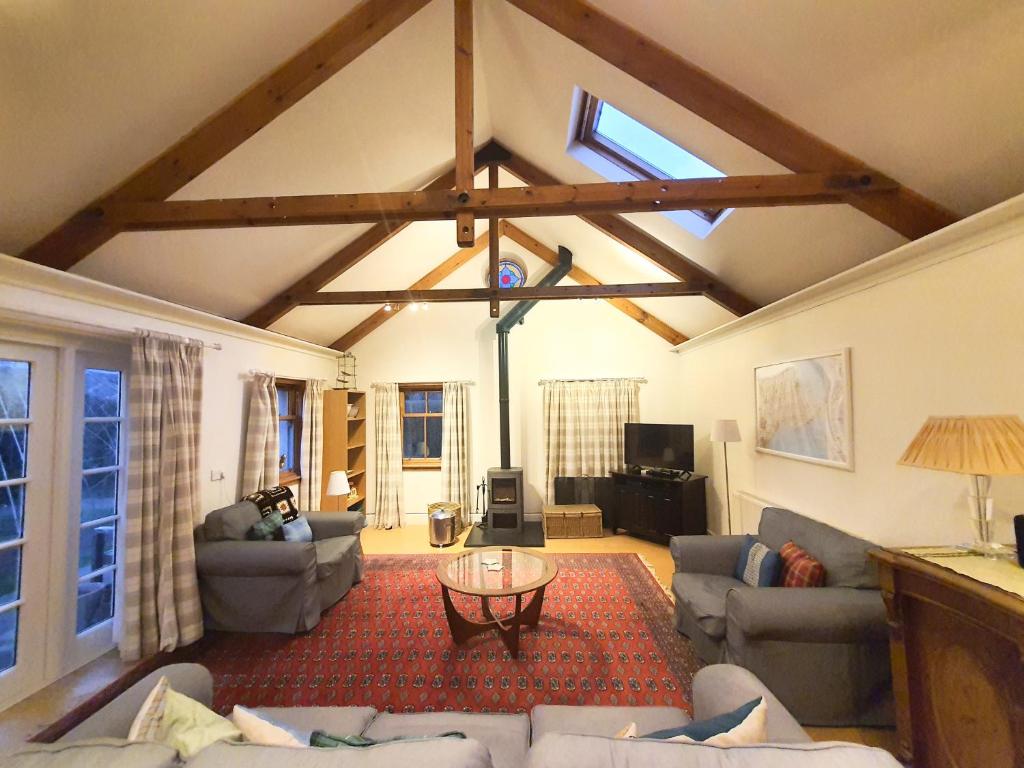 salon z kanapami i stołem w obiekcie Edinburgh 2-Bedroom Cottage with Parking - Ground Floor w Edynburgu
