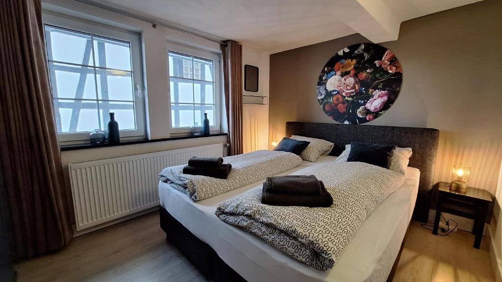 - une chambre avec 2 lits et une grande fenêtre dans l'établissement Haus Blick am Edersee, à Waldeck