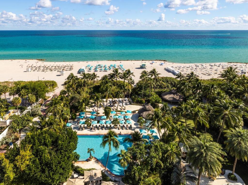 een luchtzicht op het strand van het topkwaliteit punta cana resort bij The Palms Hotel & Spa in Miami Beach