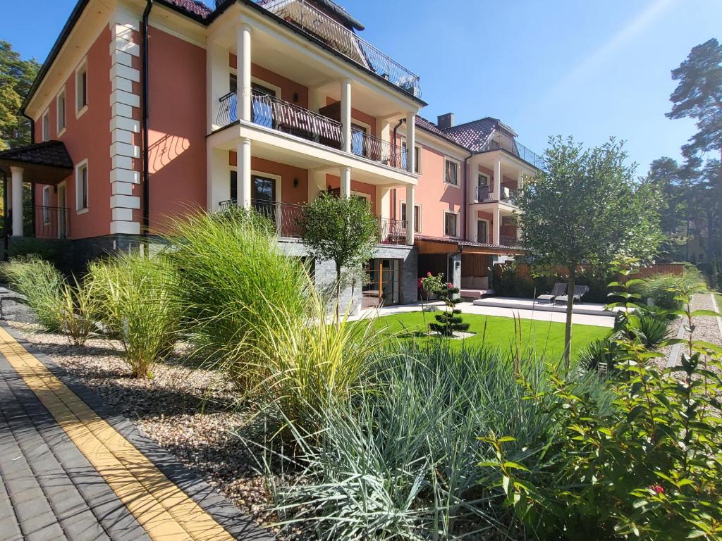 Ogród w obiekcie APARTAMENT przy jeziorze