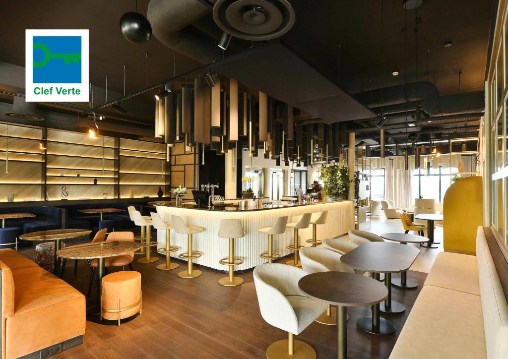 Khu vực lounge/bar tại Golden Tulip Reims