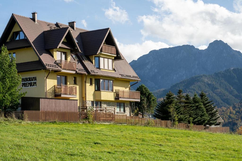 Výhľad na hory alebo výhľad na hory priamo z of the bed and breakfast