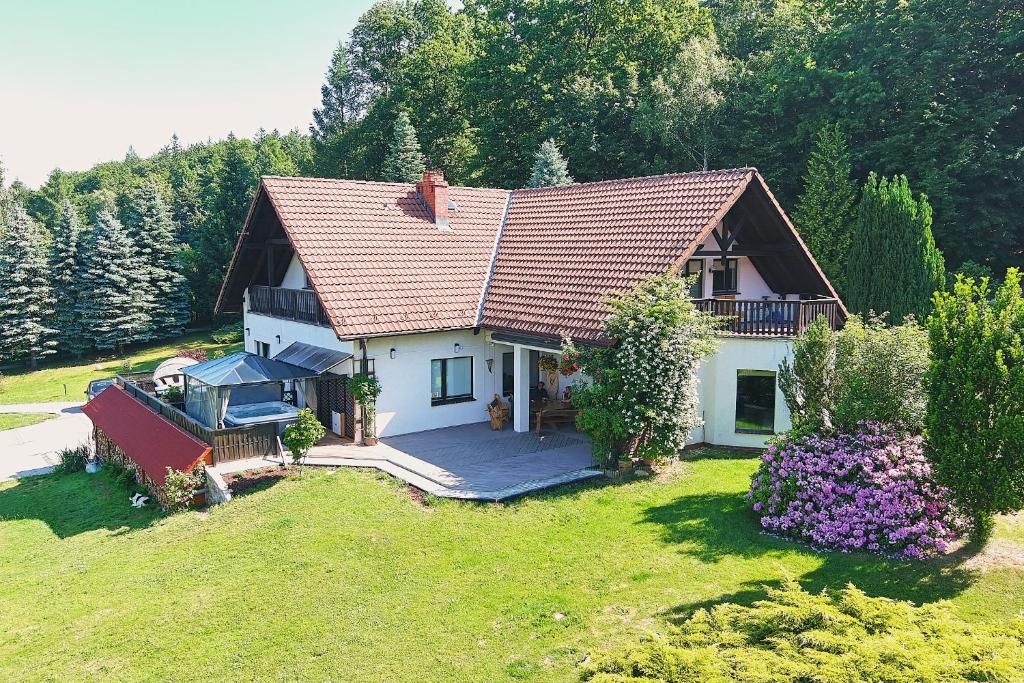 - une vue aérienne sur une maison avec une cour dans l'établissement Willa Pod Brzeźnikiem, à Bukowiec