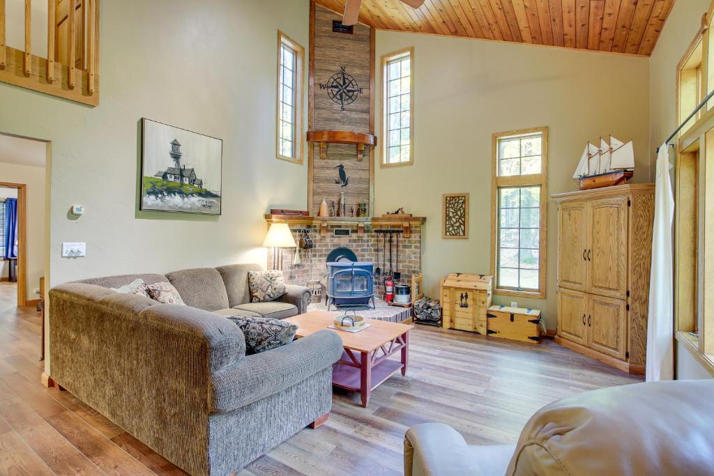 Una sala de estar con un sofá y una chimenea. en Family-Friendly Home in Sturgeon Bay with Backyard, en Sturgeon Bay