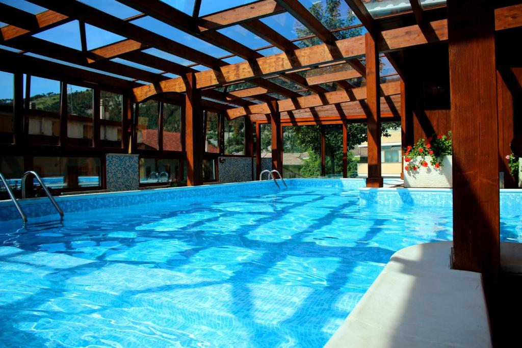 The swimming pool at or close to Hotel Cercone