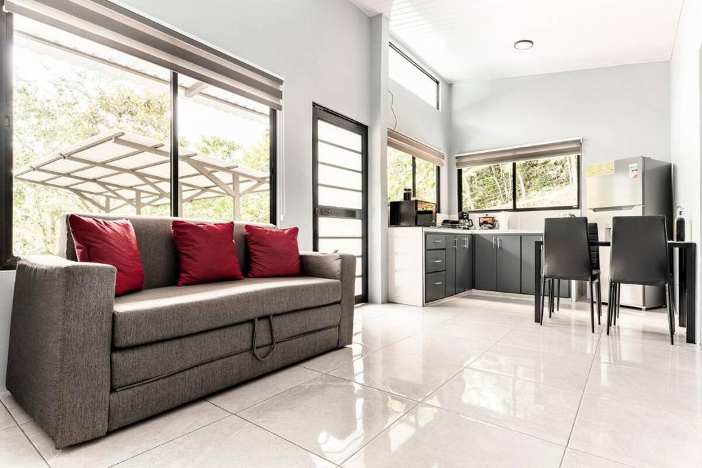 a living room with a couch and a kitchen at Villas Anna Bertha in San Isidro de El General