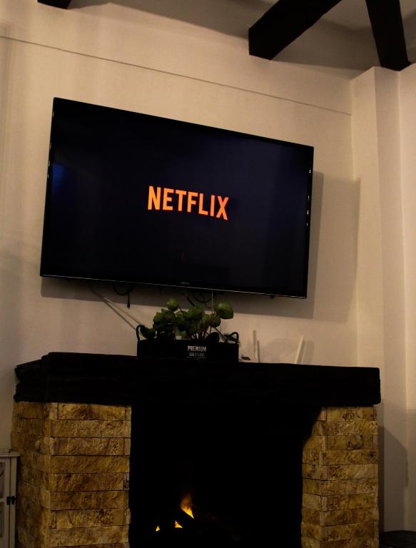 TV a/nebo společenská místnost v ubytování Cozy Cottage - Free Parking, Self Check-in