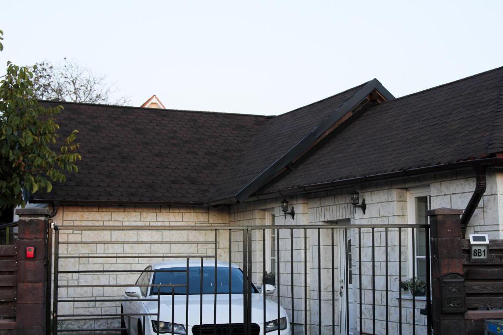 un garage con un'auto parcheggiata all'interno di Cozy Cottage - Free Parking, Self Check-in a Oradea