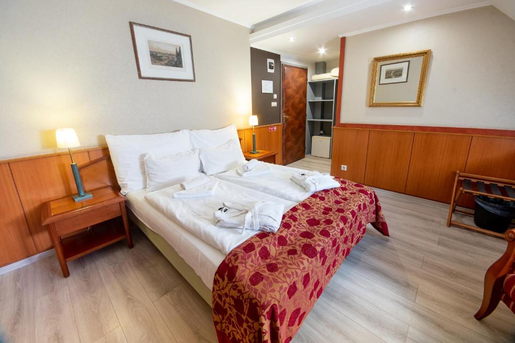 Postel nebo postele na pokoji v ubytování Nyerges Hotel Termál Superior