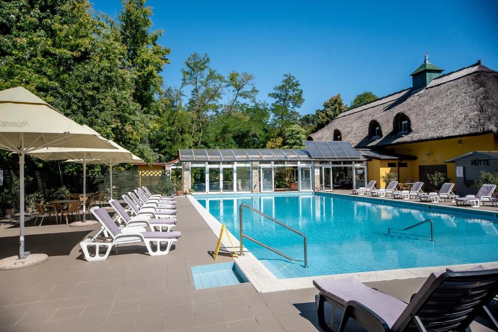 Bazén v ubytování Nyerges Hotel Termál Superior nebo v jeho okolí
