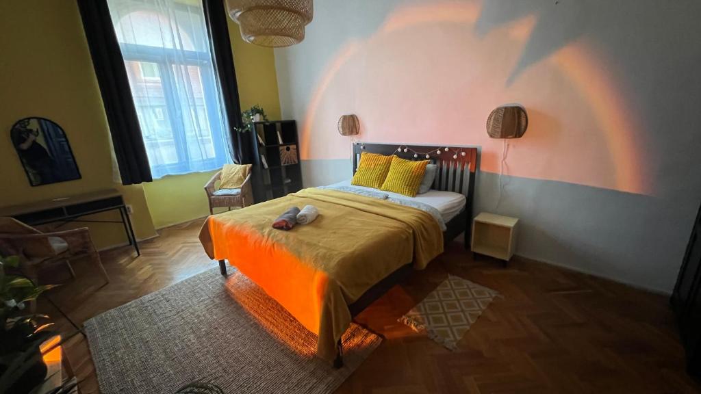 Postel nebo postele na pokoji v ubytování NAPartman Pécs