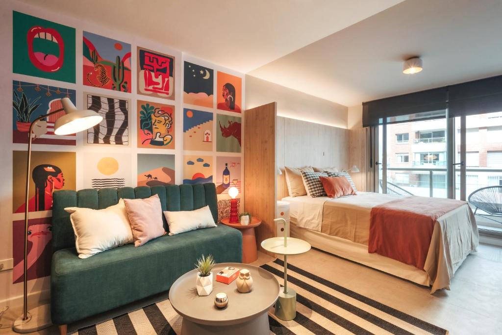 1 dormitorio con 1 cama y 1 sofá verde en Diseño en el corazón de Punta Carretas, en Montevideo