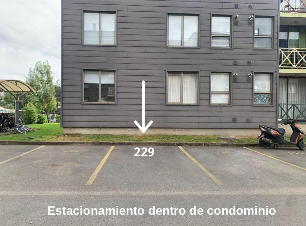 a parking lot in front of a building at Departamento a pasos Terminal Rodoviario in Temuco