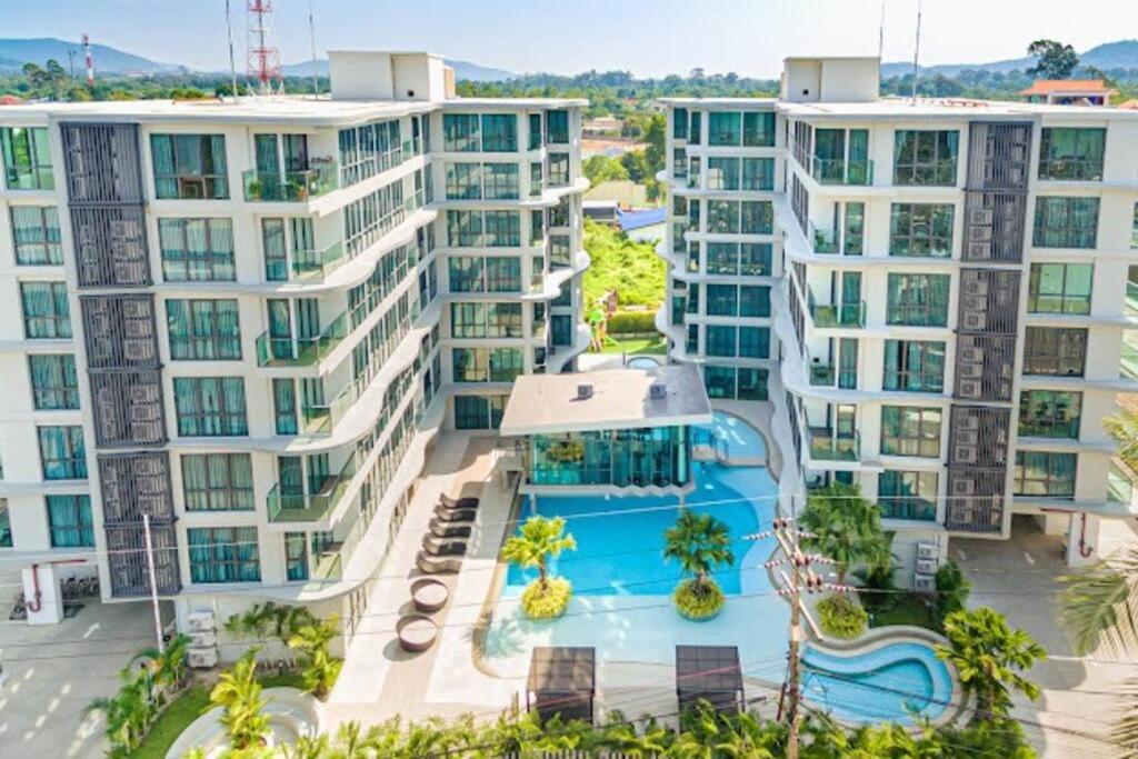Una vista aérea de un complejo de apartamentos con piscina. en Toppmodern lägenhet i Bang Saray, en Bang Sare