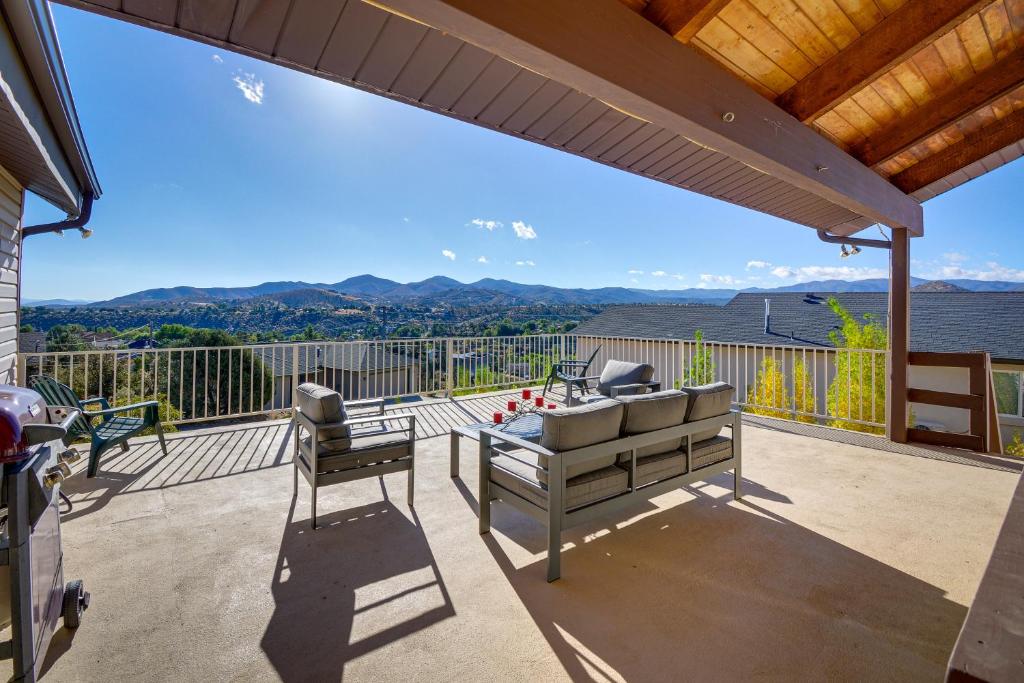 patio con mesa y sillas en el balcón en Prescott Vacation Rental with Deck and Mountain Views, en Prescott