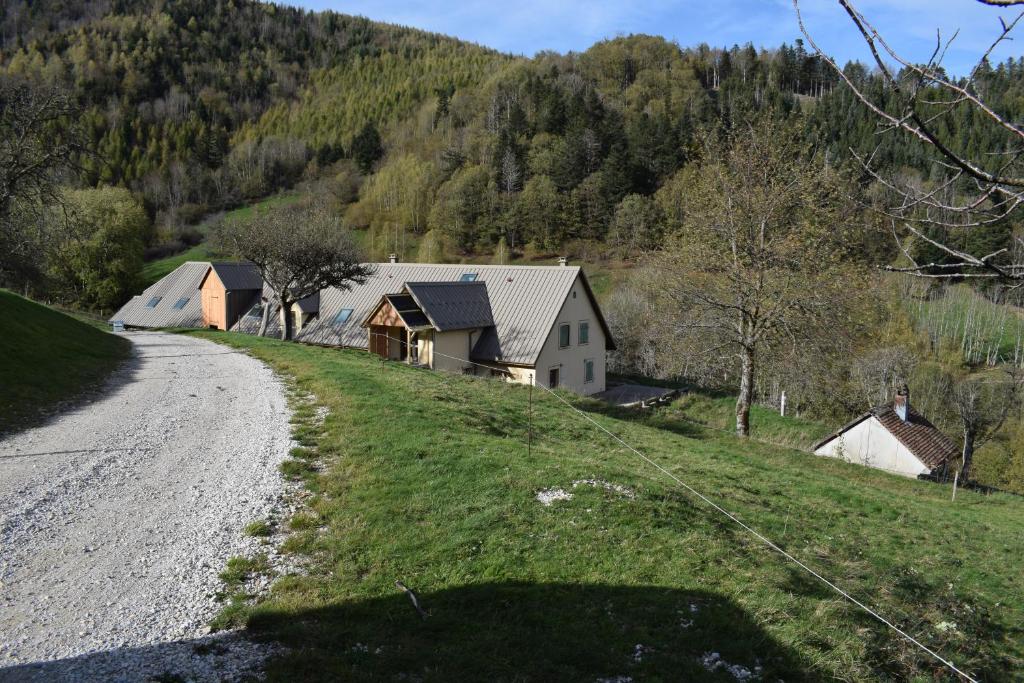 a house on a hill next to a dirt road at Auberge du Graber in Dolleren