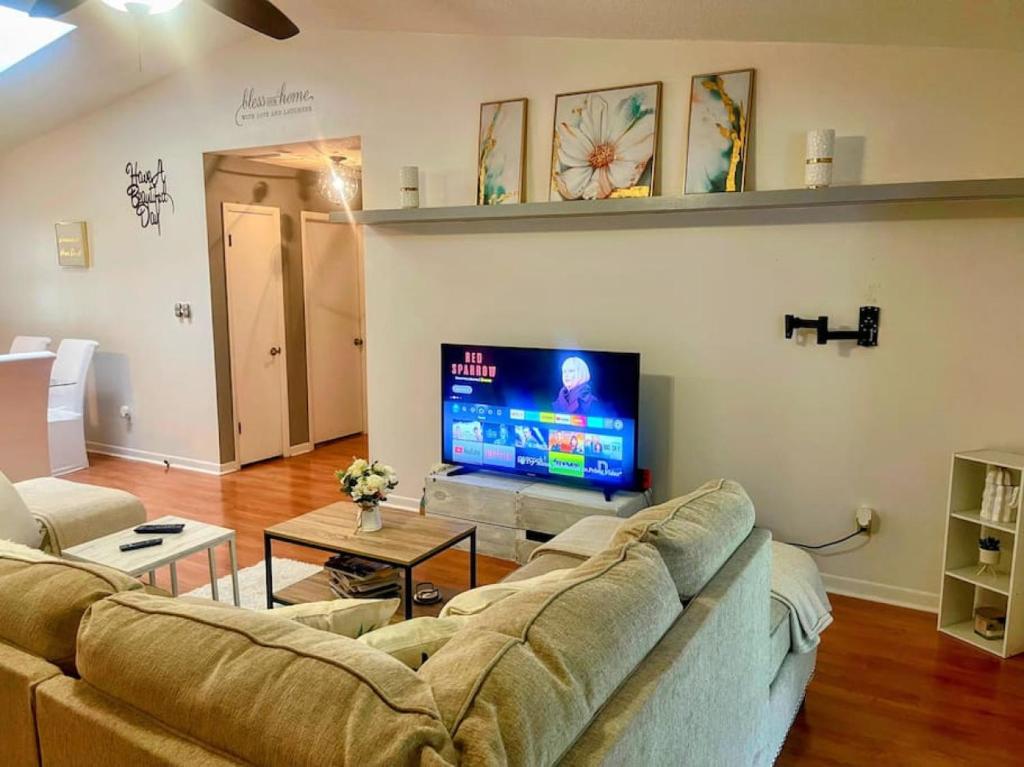 Μια τηλεόραση ή/και κέντρο ψυχαγωγίας στο Town and Country Getaway 3BR 3BA, 20 min FAMU FSU