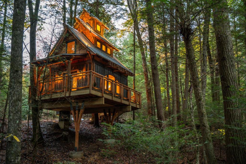 Το κτήριο όπου στεγάζεται  το κάμπινγκ