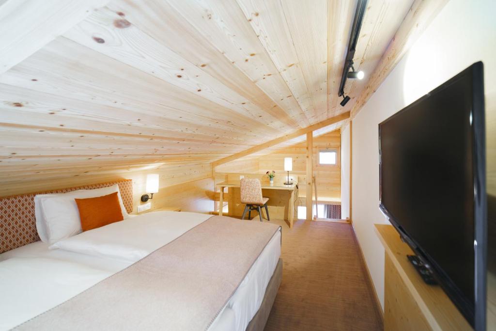 Una televisión o centro de entretenimiento en Gstaaderhof - Active & Relax Hotel