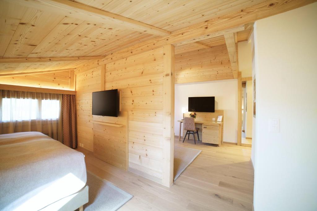 Una televisión o centro de entretenimiento en Gstaaderhof - Active & Relax Hotel