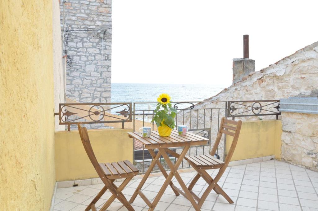 einen Tisch und Stühle auf einem Balkon mit Meerblick in der Unterkunft Holiday Home Fisherman in Umag