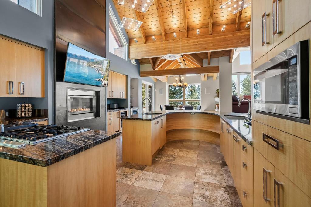 Η κουζίνα ή μικρή κουζίνα στο Mountain Zen Tahoe Luxury Property Incline Village Lakeview
