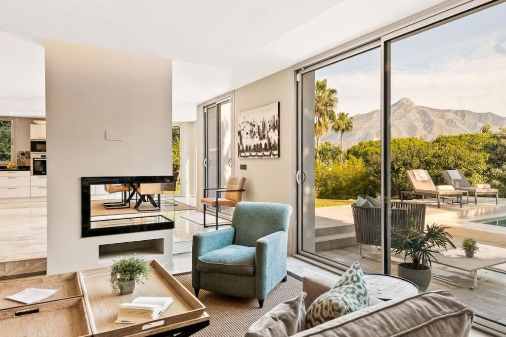 Villa Verde - 3-Bedroom Villa With Pool and Mountain View