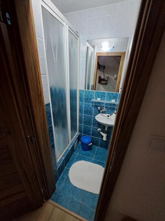 A bathroom at Chata Berešík