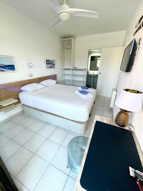 Posteľ alebo postele v izbe v ubytovaní Apartemento piscina centro calella 3 min playa