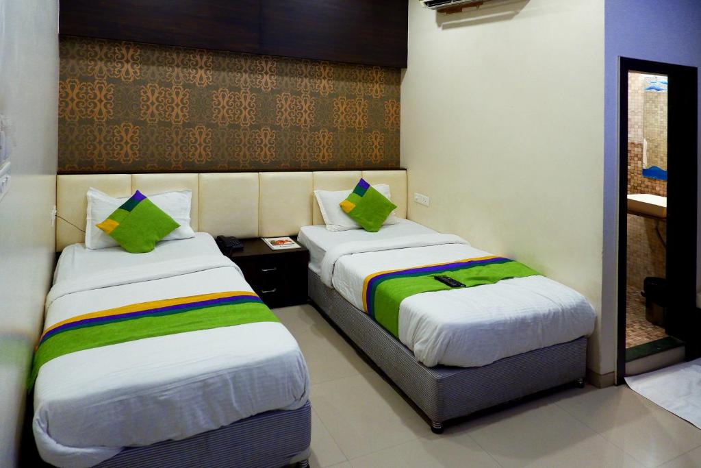 Postel nebo postele na pokoji v ubytování Hotel Sai Vijay