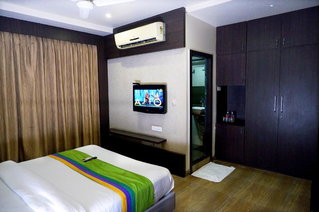 Postel nebo postele na pokoji v ubytování Hotel Sai Vijay