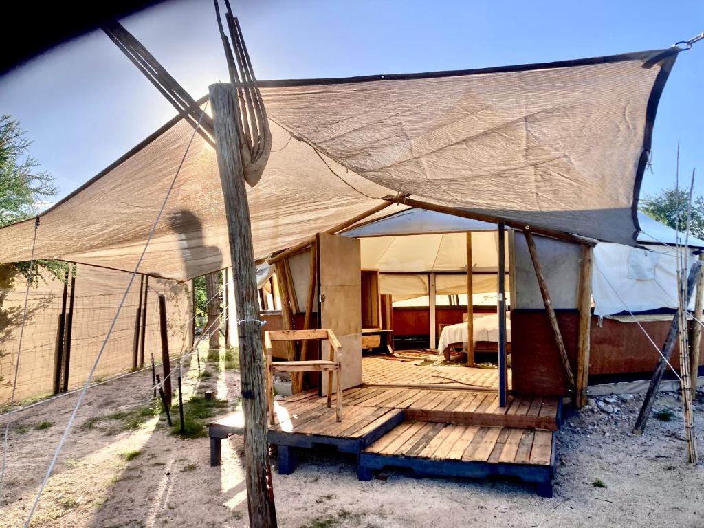 Tienda con terraza de madera frente a ella en BCS BuenaOnda sea view 7mt bell tent, en El Sargento