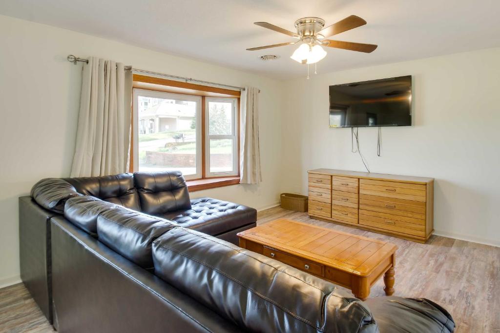 ein Wohnzimmer mit einem Ledersofa und einem Tisch in der Unterkunft Harrisonburg Family Home with Deck, 4 Mi to Downtown in Harrisonburg