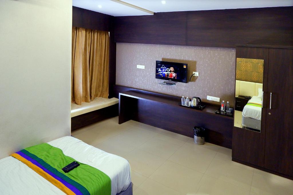 Postel nebo postele na pokoji v ubytování Hotel Sai Vijay