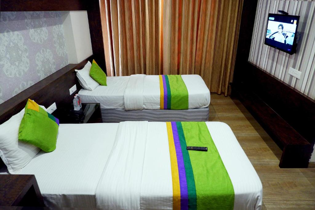 Postel nebo postele na pokoji v ubytování Hotel Sai Vijay