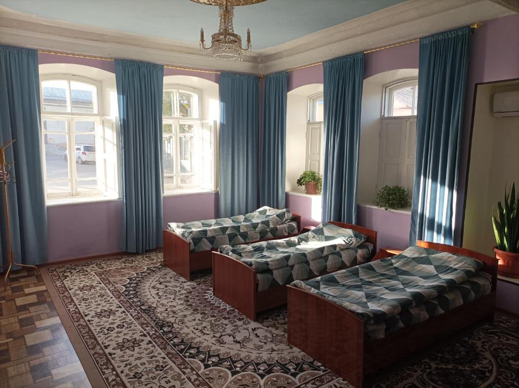 sala de estar con sofás y alfombra en Historic house, en Samarkand