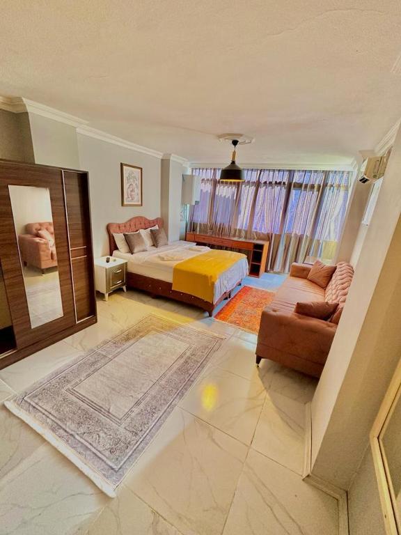 - une grande chambre avec un lit et un canapé dans l'établissement HOTEL RAYDON, à Istanbul