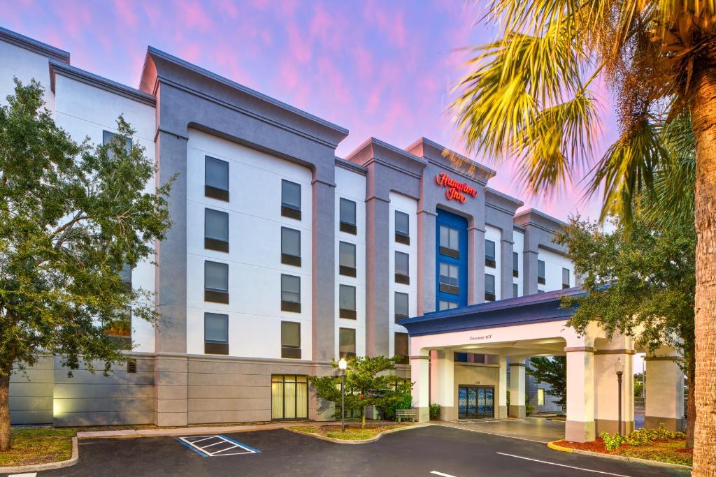 une représentation de l'avant d'un hôtel dans l'établissement Hampton Inn Melbourne-Viera, à Melbourne