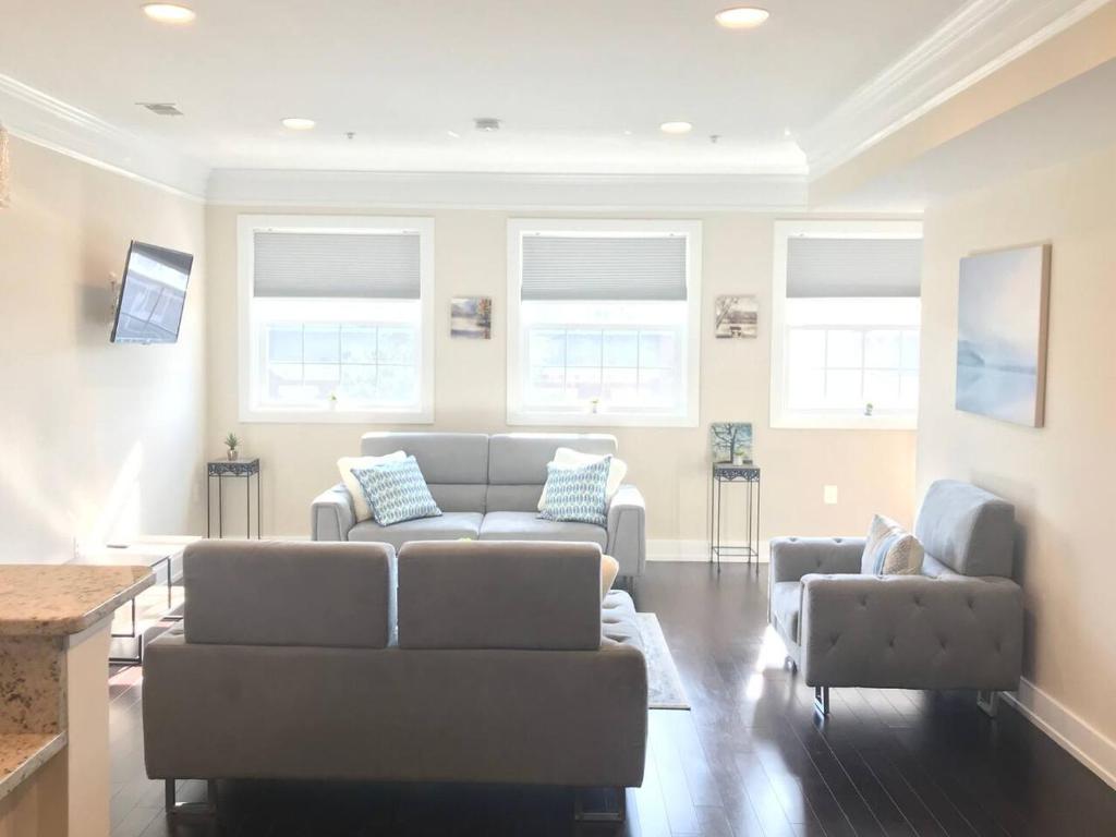 uma sala de estar com um sofá e duas cadeiras em Entire Extra Large Luxury 3 Bedrooms Condo em Washington